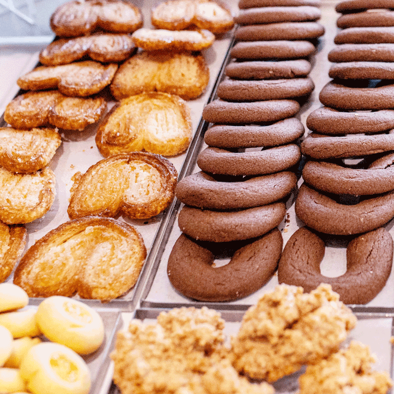 Prima colazione. Sfoglie e biscotti al cacao