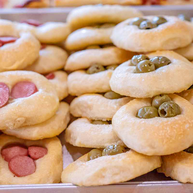 Che siano focacce o focaccine le torvi dal El Prestiné. Focacce con olive e würstel.