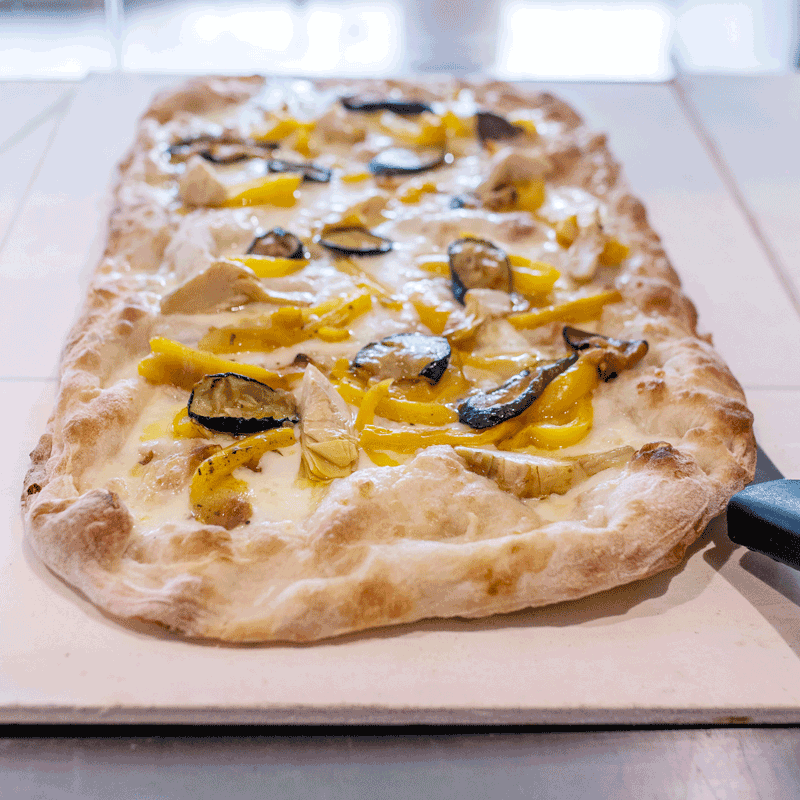 Pausa Pranzo. Una bella pizza con zucchine grigliate, melanzane grigliate, peperoni gialli e carciofini. Vieni a provarla!